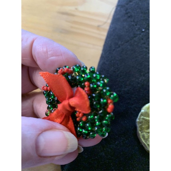 Hand beaded Hand Wired Christmas Pin/ brooch Wreath - Picture 6 of 6